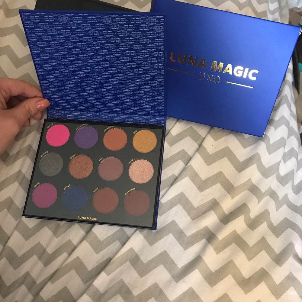 Luna Magic Uno 12 color palette